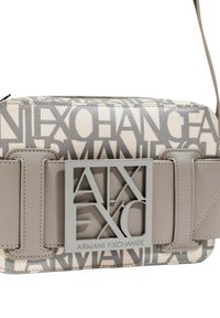 Borsa a tracolla con motivo a logo grigio e bianco, realizzata in materiale sintetico testurizzato, con un logo argentato in evidenza e una tracolla removibile.