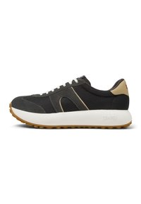 Czarne siateczkowe i zamszowe sneakersy z białymi sznurowadłami, beżowymi akcentami oraz białą podeszwą z teksturowanym bieżnikiem. Na pięcie wytłoczone logo "CAMPER".