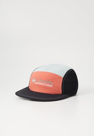 Casquette multicolore avec un devant bleu clair et corail, côtés en mesh noir et couture blanche. Logo Columbia Sportswear sur le devant.