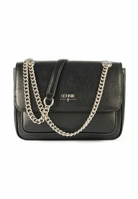 Czarna skórzana torebka crossbody o teksturowanej powierzchni, z metalowym łańcuszkiem i zapięciem na klapkę. Posiada akcent z logo na przodzie.