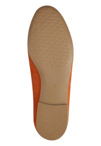 Oranje suède schoenzool met een gestructureerde beige rubberen buitenzool met een driehoekpatroon. Maat gemarkeerd als 37.