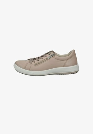 Beige veter sneaker met zijrits, gevoerde kraag en witte rubberen zool, ontworpen voor casual gebruik.