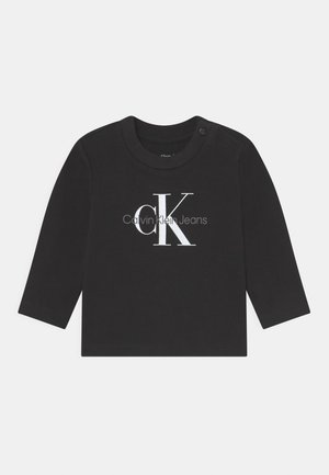 Sort babybluse med lange ærmer med Calvin Klein Jeans-logo i hvid og grå foran og trykknap på skulderen.