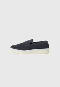 Námorně modré semišové slip-on mokasíny s bílou platformou, bočním švem a páskovým detailem přes vršek.