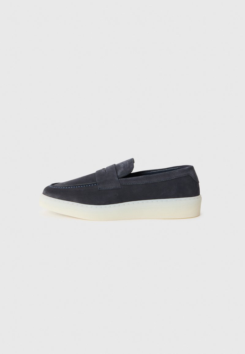 Námorně modré semišové slip-on mokasíny s bílou platformou, bočním švem a páskovým detailem přes vršek.