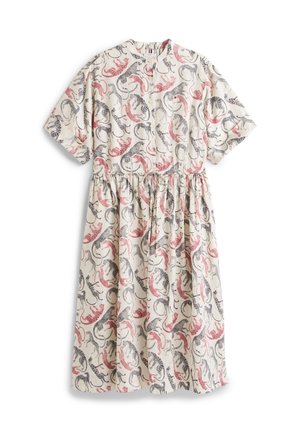 Kremowa sukienka o długości do kolan z krótkimi rękawami i marszczoną talią, zdobiona wielokolorowym nadrukiem lamparta w kolorach różowym, czarnym i szarym.