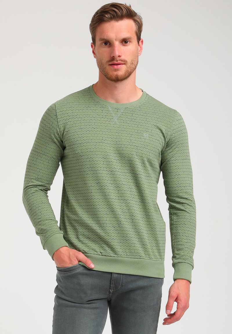 Sudadera verde de manga larga con un patrón texturizado, cuello redondo acanalado y puños, que presenta un logo sutil en el pecho.