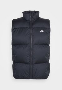 Černý péřový vest s vysokým límcem, předním zipem a logem Nike. Materiál má hladkou strukturu s výrazně prošitými díly.