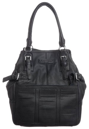 Bolso de cuero negro con dos asas, correas delanteras con hebillas, detalles de costura y un pequeño parche con el logo de la marca.
