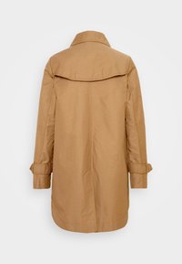 Světle hnědý trenčkot s dlouhými rukávy, detailem na zadním yoku a nastavovacími šňůrkami na manžetách, zobrazený zezadu na jednoduchém bílém pozadí.