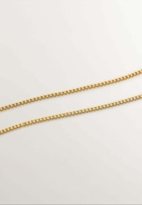 Collar de cadena de metal dorado, con eslabones entrelazados, textura suave y acabado brillante, colocado plano sobre un fondo neutro.