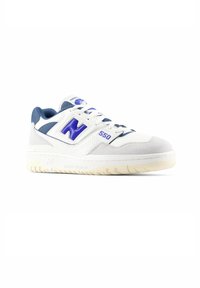 Weiße Sneakers mit blauen Akzenten, strukturiertem Leder und Wildleder, verfügen über perforierte Details, ein auffälliges blaues 'N'-Logo und eine Gummisohle.