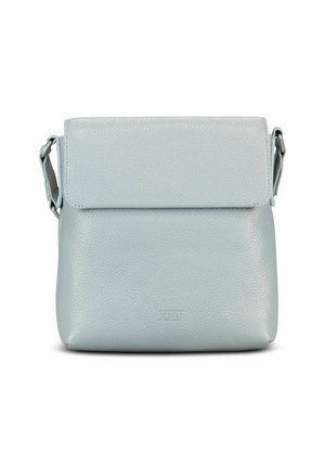 Sac bandoulière en cuir gris clair texturé avec fermeture à rabat et sangle latérale réglable, forme rectangulaire.