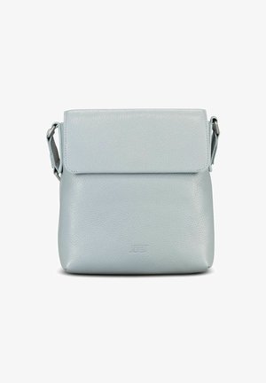 Sac bandoulière en cuir gris clair texturé avec fermeture à rabat et sangle latérale réglable, forme rectangulaire.