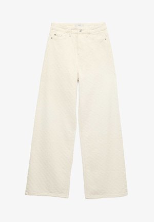 Pantalones de pierna ancha en color crema con un sutil patrón texturizado, cierre frontal con botón y cremallera, trabillas para cinturón y diseño de cinco bolsillos.