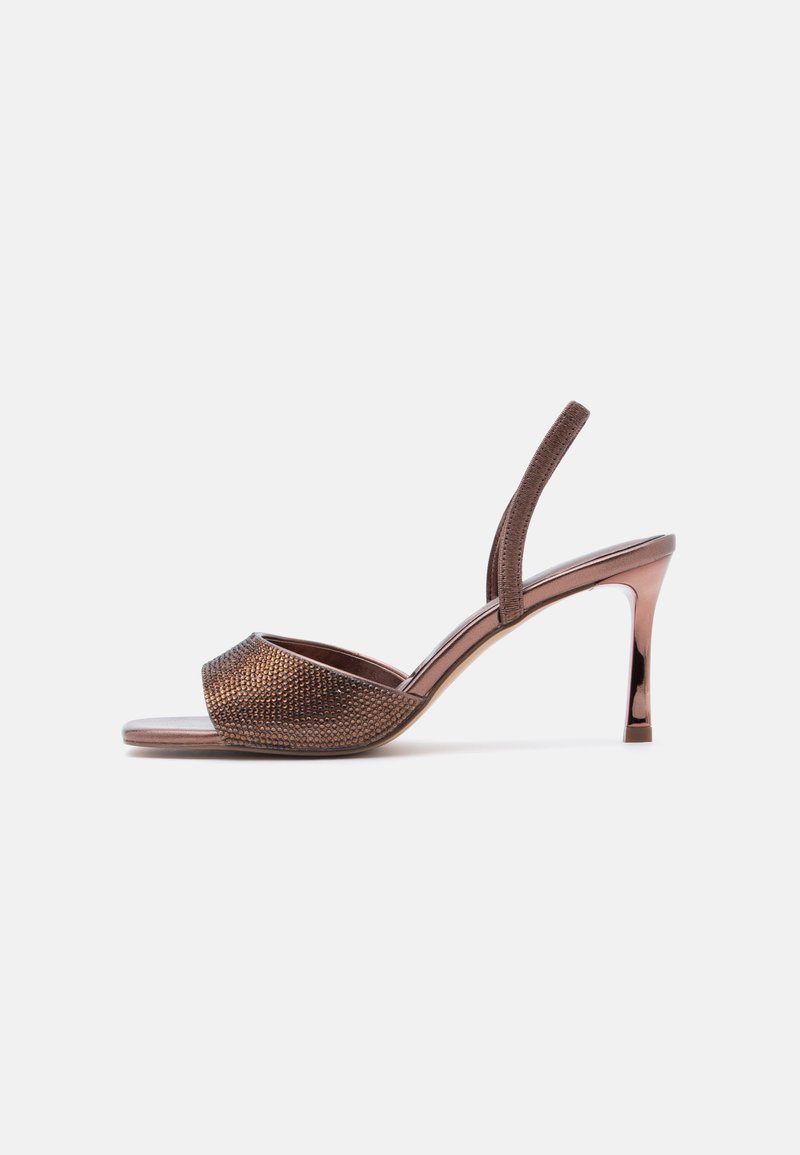 Sandale à talon haut slingback métallique marron avec ouverture sur les orteils, bride avant texturée et talon fin sur fond blanc uni.