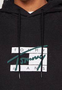 Tommy Jeans Mikina s kapucí - black