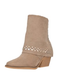 Botas de tobillo de ante beige con puntera puntiaguda, que presentan una banda decorativa con tachuelas y un tacón bajo tipo apilado.