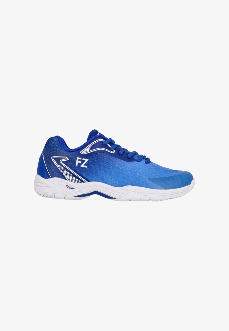 Blå sportskor med en texturerad syntetisk ovandel, vit gummisula och kontrasterande vita detaljer. Har snörning och logotypdetaljer.