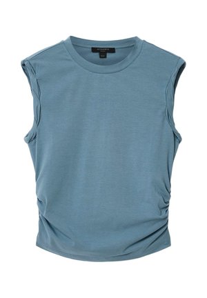 Mouwloos lichtblauw topje met een ronde hals en licht geplooide zijkanten, met een zwart AllSaints merklabel aan de binnenkant van de halslijn.
