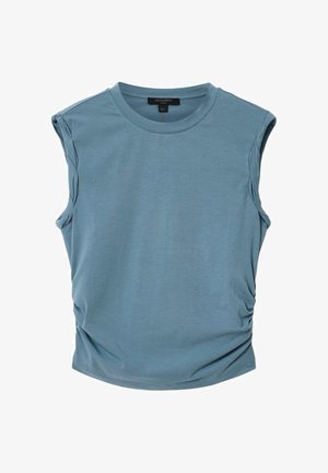 Mouwloos lichtblauw topje met een ronde hals en licht geplooide zijkanten, met een zwart AllSaints merklabel aan de binnenkant van de halslijn.
