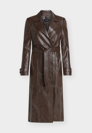 Brauner Leder-Trenchcoat mit doppelreihiger Knopfleiste, tailliertem Gürtel, notched Revers und Seitentaschen. Glatte Textur mit glänzendem Finish.