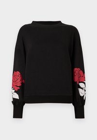 Sudadera negra de manga larga con grandes estampados de rosas rojas y acentos florales blancos en las mangas. Material de algodón suave, corte relajado.