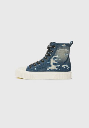 Hoge sneaker gemaakt van blauwe denim met versleten patronen, voorzien van zwarte veters, een gestructureerde witte rubberen zool en een achterste trekflap.