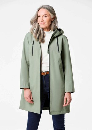 Veste imperméable vert clair avec capuche, cordons de serrage noirs et poches latérales. Manches longues avec une coupe décontractée et fermeture éclair.
