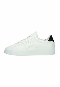 Sneaker bianco in pelle con design a lacci, punta tonda e superficie liscia; presenta un accento nero sul tallone e una suola spessa bianca.