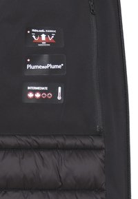 Interno della giacca nera con etichette per il tessuto Hidra-neK, isolamento PlumenOPlume e una valutazione di calore intermedio; finitura liscia con sezione inferiore gonfiabile.