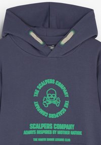 Granatowa bluza z kapturem z zielonym grafiką czaszki i napisem. Posiada sznurki, miękki materiał oraz prążkowane detale przy mankietach i u dołu.