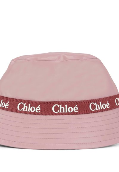 Cappello a secchiello rosa con una finitura lucida, dotato di una fascia bordeaux con testo bianco. Il bordo è cucito con linee sottili per aggiungere texture.