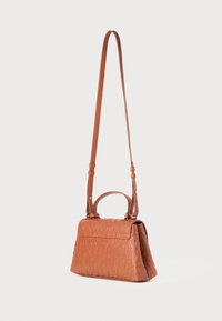 Borsa a mano in pelle marrone con lettering impresso, chiusura a pattina e doppi manici; uno è regolabile e di lunghezza spalla, l'altro è un manico superiore.