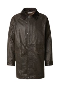 Brun skinnjakke med kordfløyelskrage, to frontlommer, trykknapper og en teksturert overflate. Casual, oversized design.