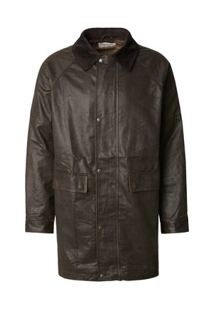 Ruskea nahkatakki, jossa on corduroy-kaulus, kaksi etutaskua, nepparikiinnitys ja teksturoitu viimeistely. Rento, ylisuurikokoinen malli.