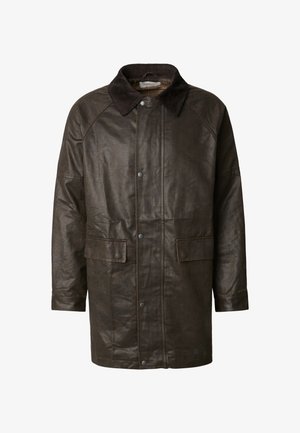 Ruskea nahkatakki, jossa on corduroy-kaulus, kaksi etutaskua, nepparikiinnitys ja teksturoitu viimeistely. Rento, ylisuurikokoinen malli.