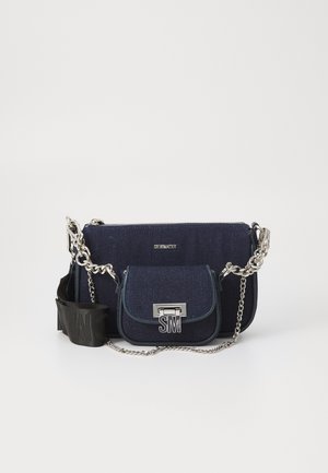 Bolsa cruzada de mezclilla azul marino con correa de cadena, presenta un bolsillo frontal con tapa, herrajes plateados, iniciales grabadas y texturas contrastantes.