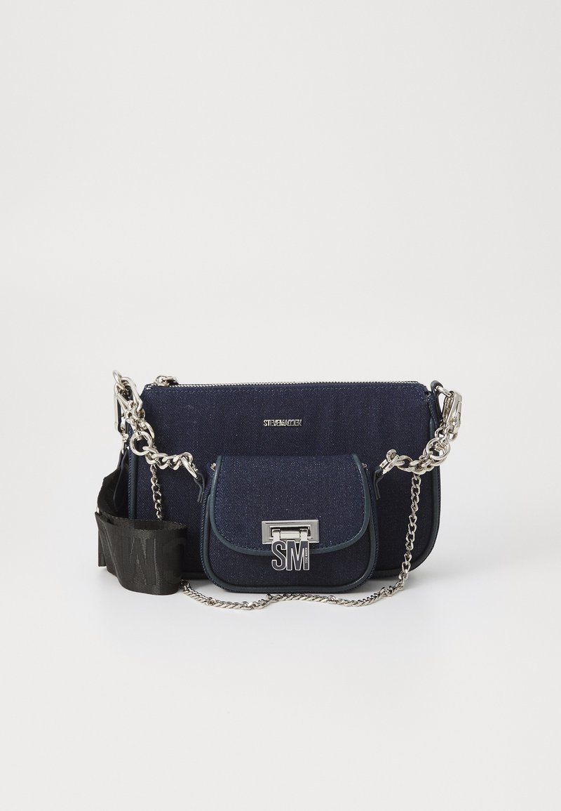 Tumesinine denimist crossbody kott ketist rihmaga, omab esikülje flapi taskut hõbedaste aksessuaaridega, reljeefset initsiaalide mustrit ja kontrastseid tekstuure.