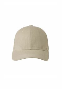 Beige basebollkeps av texturerad tyg, med en böjd skärm och ventilationshål. Modellen har en justerbar rem baktill.