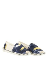 Espadrilles de lona con un patrón de pinceladas en azul y blanco, con acentos en amarillo, suela de yute natural y tapa de toe en goma blanca.