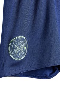 Donkerblauwe sportshorts van lichtgewicht stof, met een ronde logo met een klassiek ontwerp in een contrasterende lichte kleur aan de onderkant links.