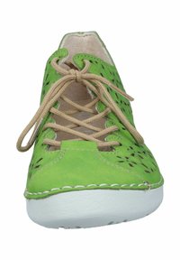 Scarpa in pelle verde con motivi ritagliati, lacci beige e suola bianca. Presenta dettagli di cucitura lungo i bordi.
