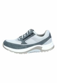Grijze en witte sportshoe met een bovenwerk van suede en mesh, platte veters, gevoerde kraag en een gestructureerde rubberen zool voor grip.