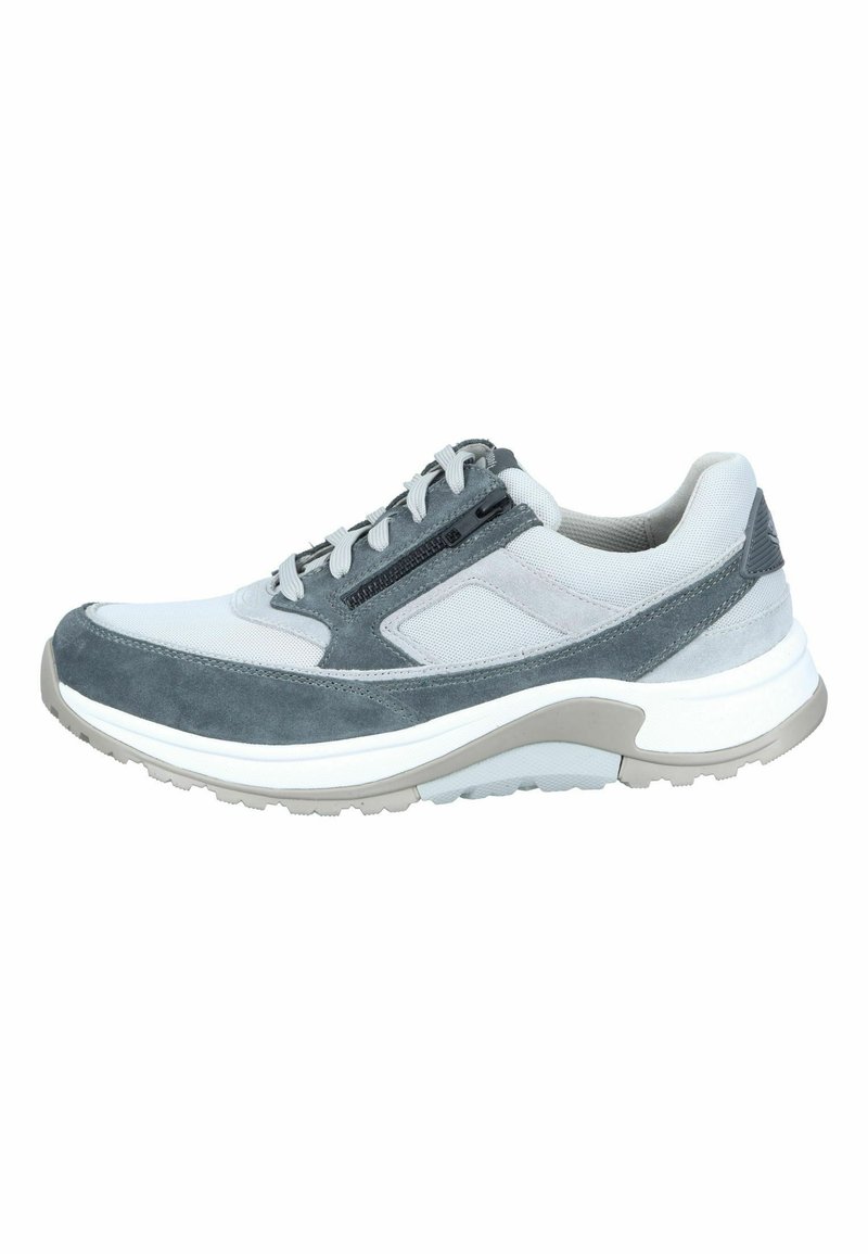 Grijze en witte sportshoe met een bovenwerk van suede en mesh, platte veters, gevoerde kraag en een gestructureerde rubberen zool voor grip.