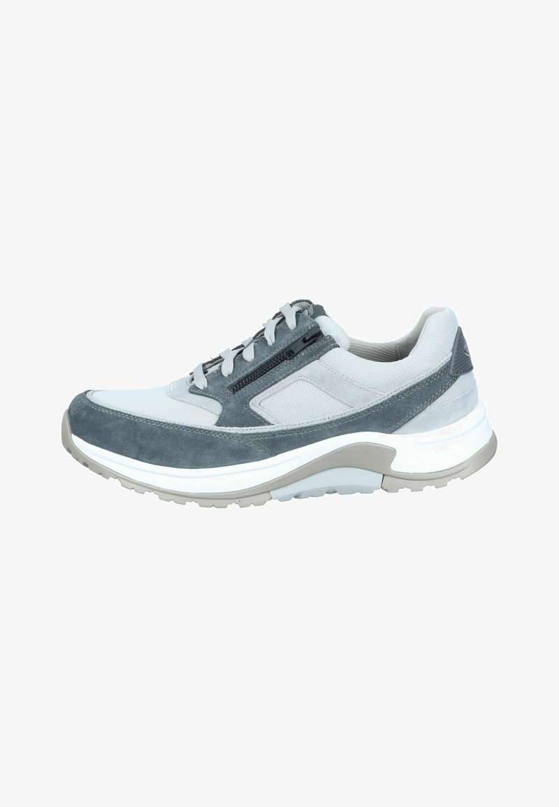 Grijze en witte sportshoe met een bovenwerk van suede en mesh, platte veters, gevoerde kraag en een gestructureerde rubberen zool voor grip.
