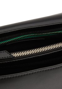 Tommy Hilfiger FRESH SHOULDER CROSSOVER - Käekott - black