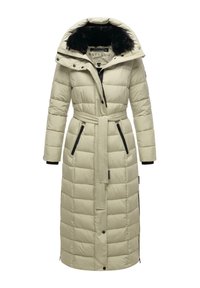 Beige gewatteerde lange jas met een riem in de taille, een met bont gevoerde capuchon, twee zijzakken en zwarte ritsaccenten.
