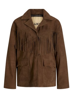 Braune Wildlederjacke mit einem Fransen-Design entlang der Brust, zwei vorderen Taschen und einem umklappbaren Kragen. Glatte Textur durchgehend.