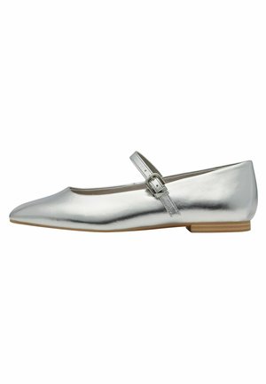 Stříbrná metalická plochá bota s špičatou špičkou, nastavitelným popruhem a malou dřevěnou podrážkou. Hladký povrch a minimalistický design.